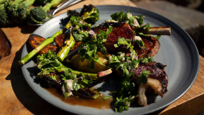 BBQ janjećI kotleti sa chimichurri umakom, mladom brokulom i mladim krumpirom