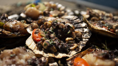 Kamenice na roštilju s krvavicom, jabukom i maslacem od lješnjaka