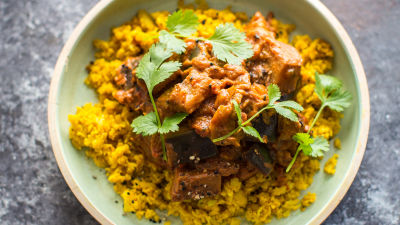 Curry od patlidžana s rižom od cvjetače i kurkumom