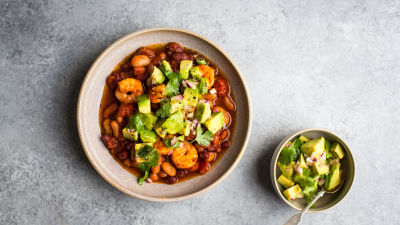 Začinjene kozice s meksičkim gulašem od graha i salsom od avokada