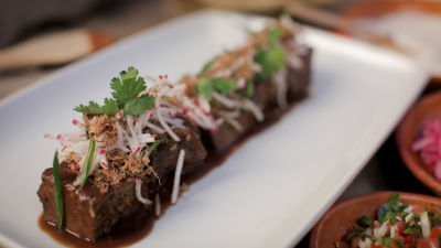 Pirjana govedina sa zelenim chillijem sa žara