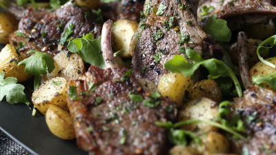 JanjećI kotleti s mentom, čilijem I zlatnim krumpirima