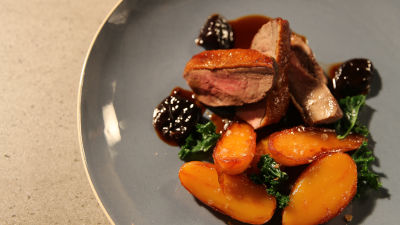 Patka sa karameliziranim krumpirima i melasom od nara