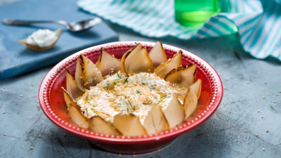 Umak od ovčjeg sira s pečenim lukom i sezamom