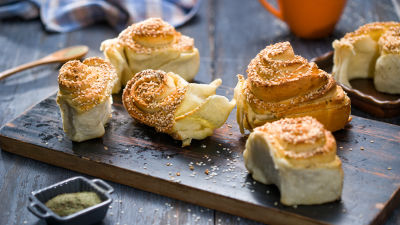 Okrugli kruh s maslacem i šarenom soli