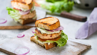 Pureći burger sendvič