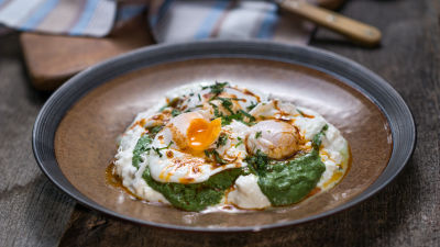 Proljetna Panagyurski jaja (Poširana jaja sa sirom i jogurtom)