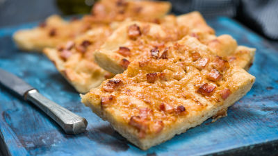 Pogača s dimljenom slaninom i lukom