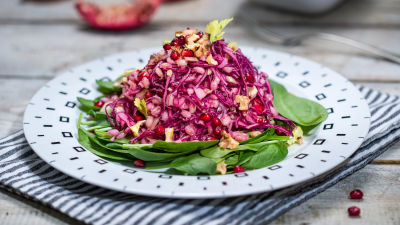 Salata od špinata, ječma i nara