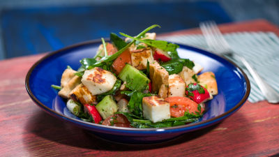 Halloumi fatuš salata s rotkvicama i špinatom