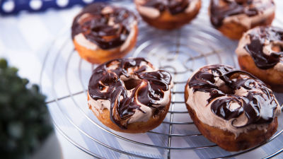 Krafne s komadićima čokolade, švicarskom meringom i čokoladnim ganachom