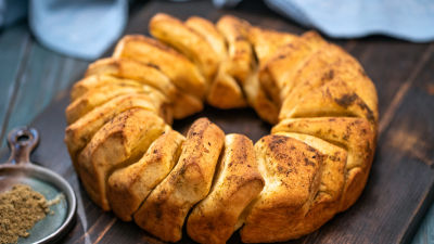 Okrugla štruca sa smeđim maslacem i aromatičnom soli