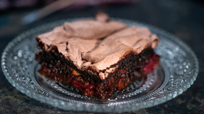 Browniji s višnjama i glazurom od snijega