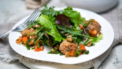 Salata s popečcima od graha i salsom od rajčice