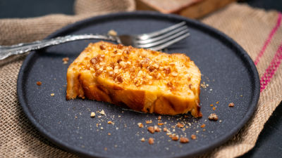 Kolač s nevidljivim jabukama i karameliziranim orasima