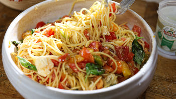 Špageti s umakom od svježih rajčica