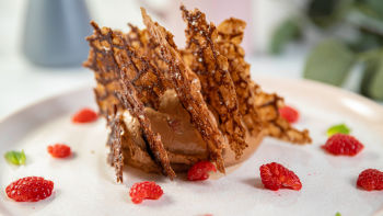 Čokoladna pjenica s malinama i arabeskom