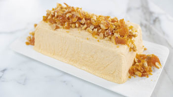 Parfe s bijelom čokoladom i kikirikijem