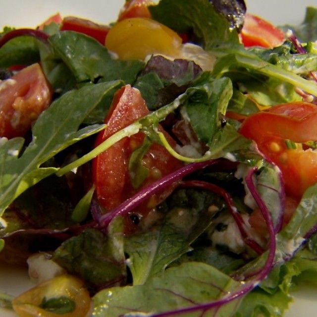Salata od rajčica s mekanim kozjim sirom