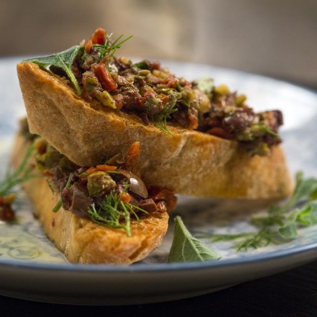 Bruskete s tapenadom (namazom od maslina, kapera i inćuna)