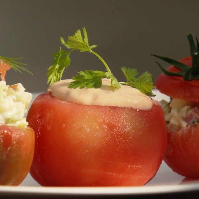 Punjene rajčice s tri vrste salate