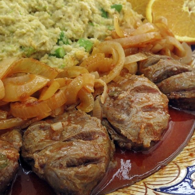 Svinjeći obrazi s poparom od šparoga