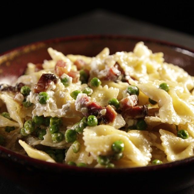 Farfalle s ricottom, pancetom i graškom