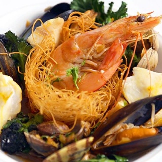 Paella gnijezda s morskim plodovima