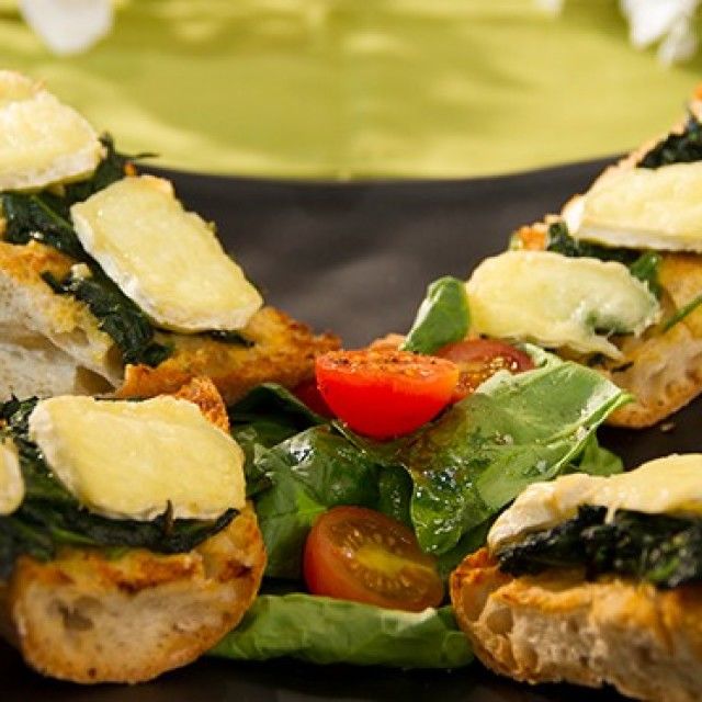 Bruschetta od špinata sa sirom brie