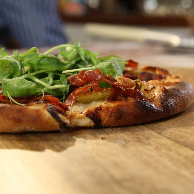 Pizza sa smokvama, pršutom i gorgonzolom