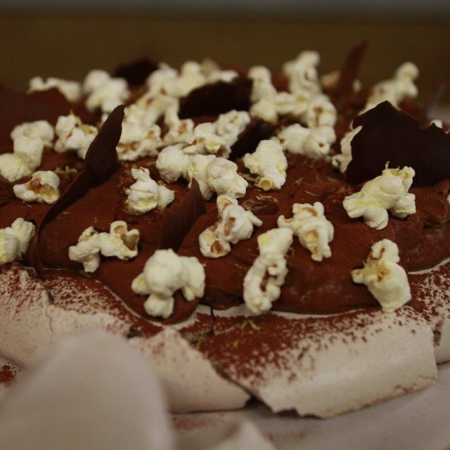 Pavlova torta s mousseom od viskija i čokolade i s kokicama