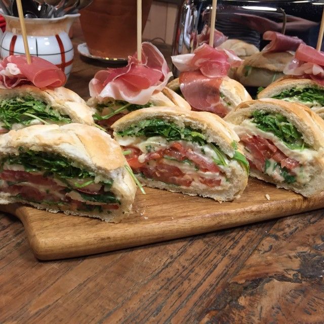 Punjena peciva Caprese