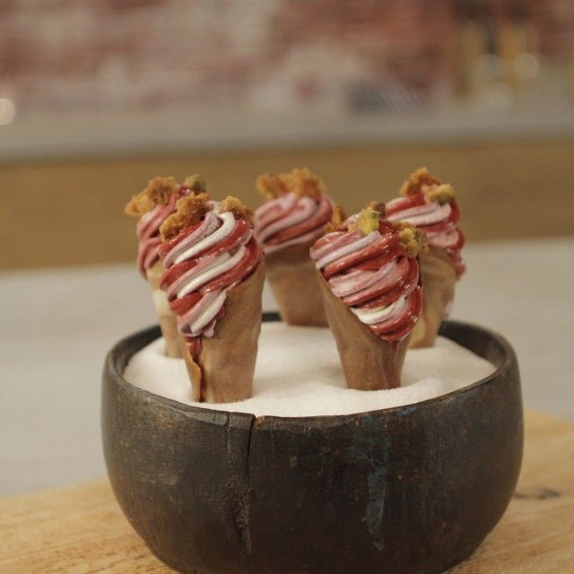 Meki sladoled od vanilije i sorbet od crvenog voća u hrskavim kornetima