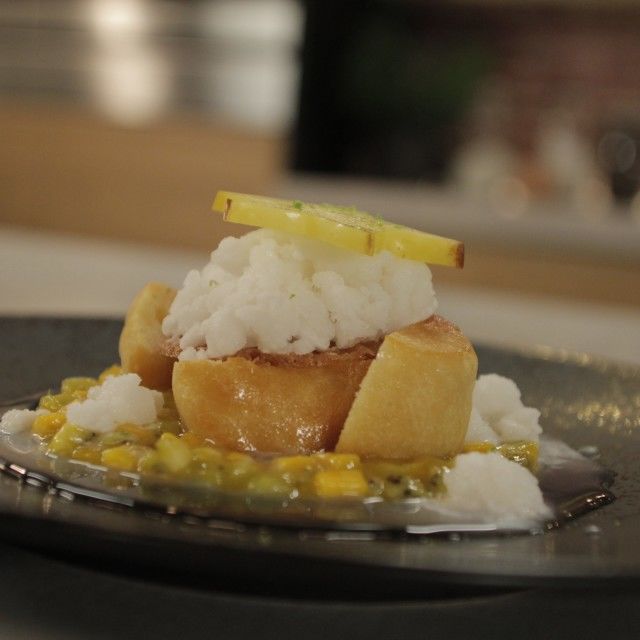 Vjenčići s rumom, kompotom od egzotičnog voća i granitom od kokosa