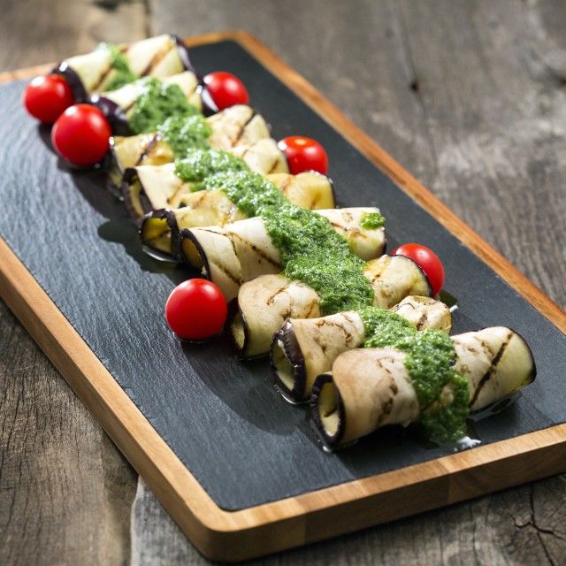 Rolice patlidžana punjene mladim kajmakom i zapečenim bademima s pestom od rukole