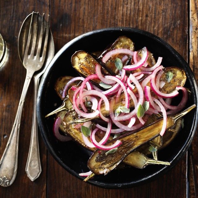 Mladi patlidžan s origanom i crvenim lukom