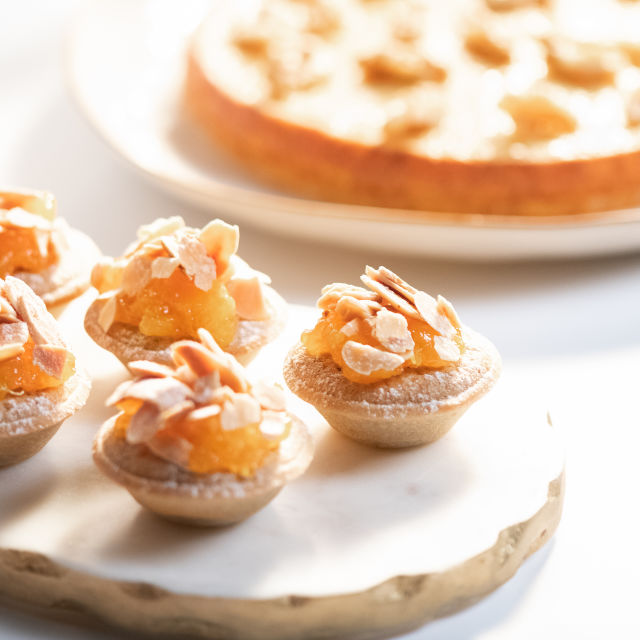 Tortice od rogača i badema s džemom od naranče