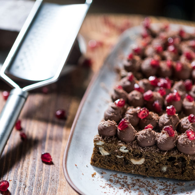 Kolač sa začinima, kremom od mliječne čokolade i cvijeta hibiskusa