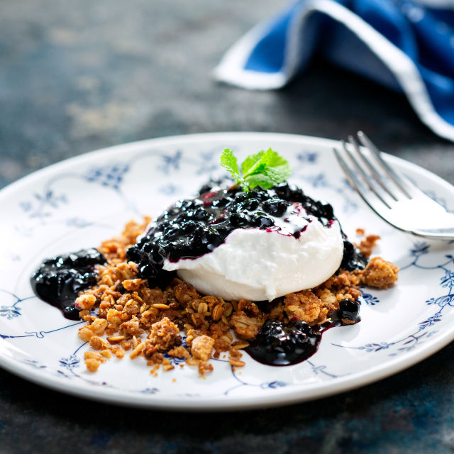 Burrata s brusnicama i hrskavim mrvicama