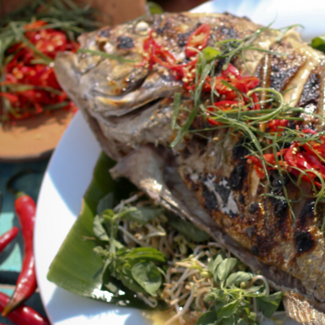 Roštiljani trevally (gof) sa sambal bajakom