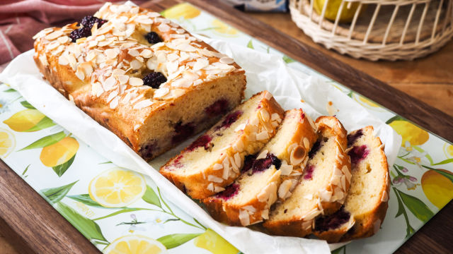 Torta-štruca od jogurta, kupina i maslinovog ulja