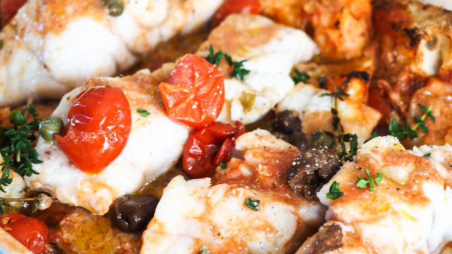 Pečena bijela riba s kruhom, cherry rajčicama, maslinama i kaparima