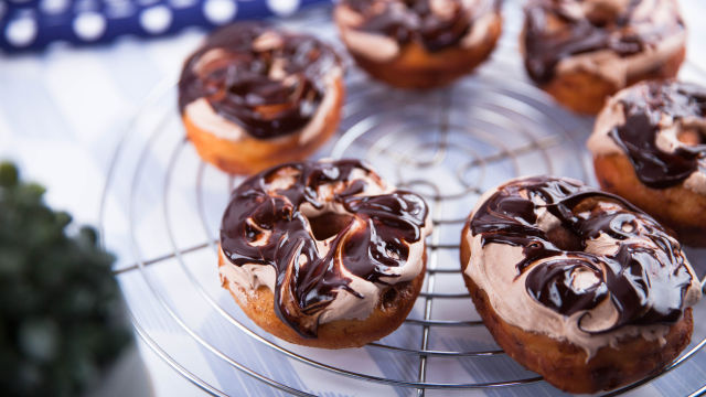 Krafne s komadićima čokolade, švicarskom meringom i čokoladnim ganachom