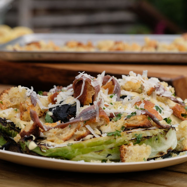 Cezar salata od proljetnog kelja na grilu