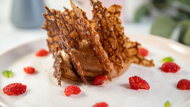 Čokoladna pjenica s malinama i arabeskom