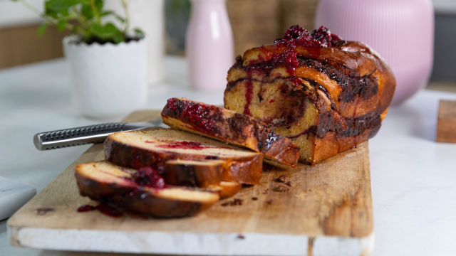 Čokoladna babka sa šumskim voćem