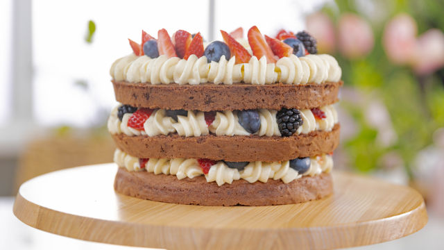 Slojevita čokoladna torta sa šumskim voćem