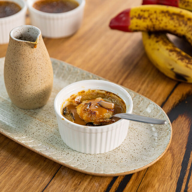 Puding od bijele čokolade i banana sa slanim karamel umakom