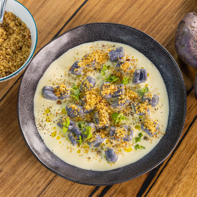 Ljubičasti njoki s rajčicom i fondutom od parmezana