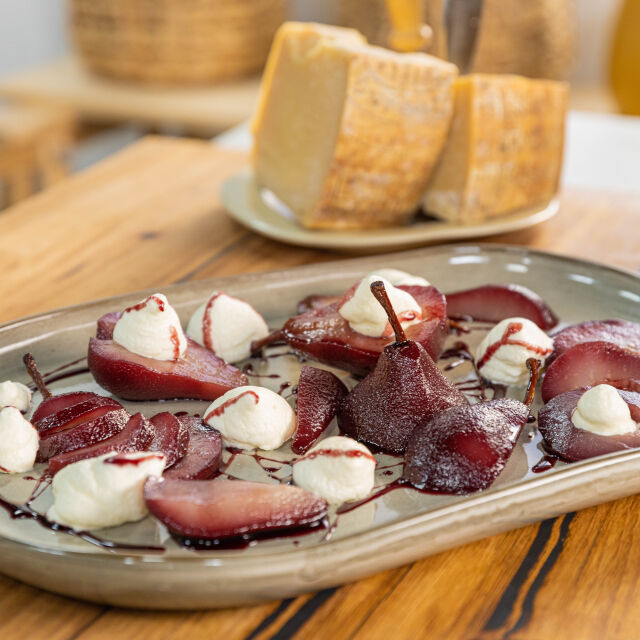 Parmezanski mus s poširanim kruškama začinjenim lambruscom